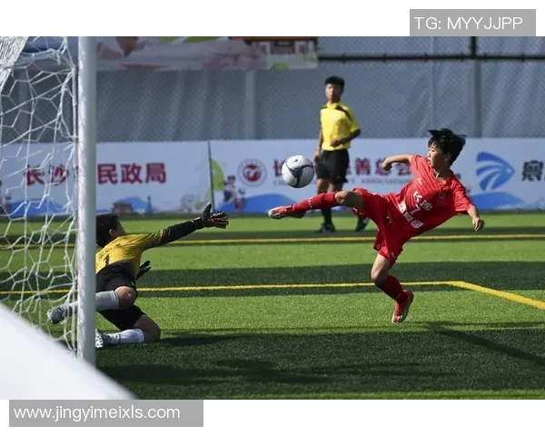 以温暖之名踢出希望的绿茵使者诠释足球与善意的力量 以温暖之名踢出希望的绿茵使者诠释足球与善意的力量