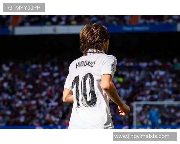 背身转身技艺精湛的足球球星盘点与精彩瞬间回顾