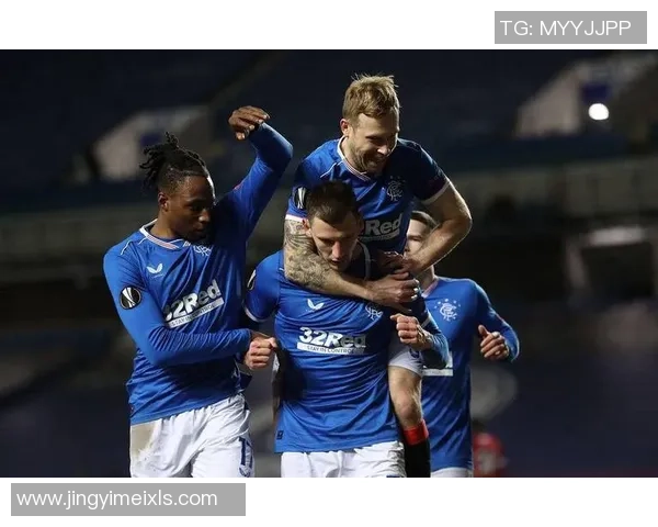 足球巨星对视瞬间定格激情对决引领赛场巅峰对决荣耀时刻