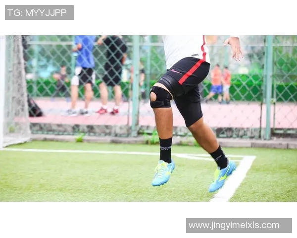 足球球星戴护膝展现坚韧意志彰显拼搏精神激励无数球迷