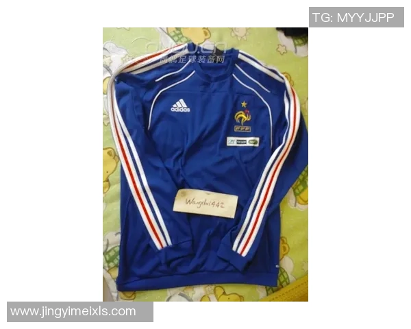 足球球星连帽加绒卫衣时尚潮流展现运动魅力舒适穿搭体验